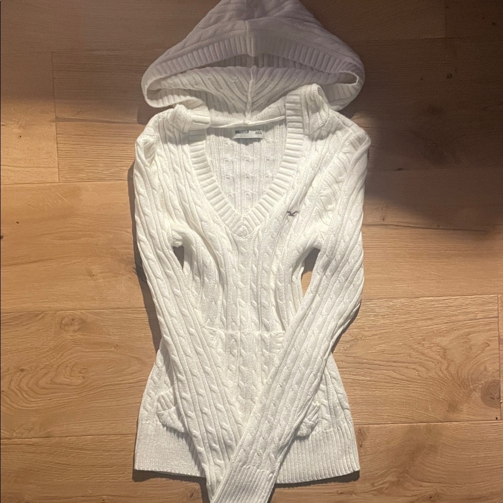 Beautiful Hollister White Cable-Knit Hooded Sweater